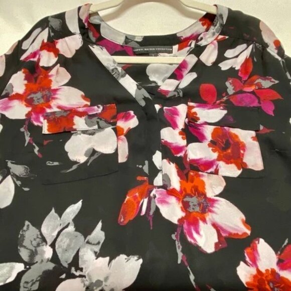 Torrid V- Neck Top Women's 1X Black Red Pink Floral Lightweight Roll Tab Sleeve - Picture 7 of 7